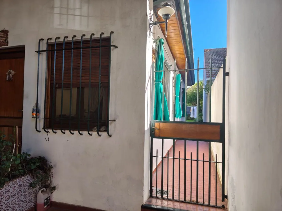 Casa con amplios ambientes, fondo y cochera. foto 4