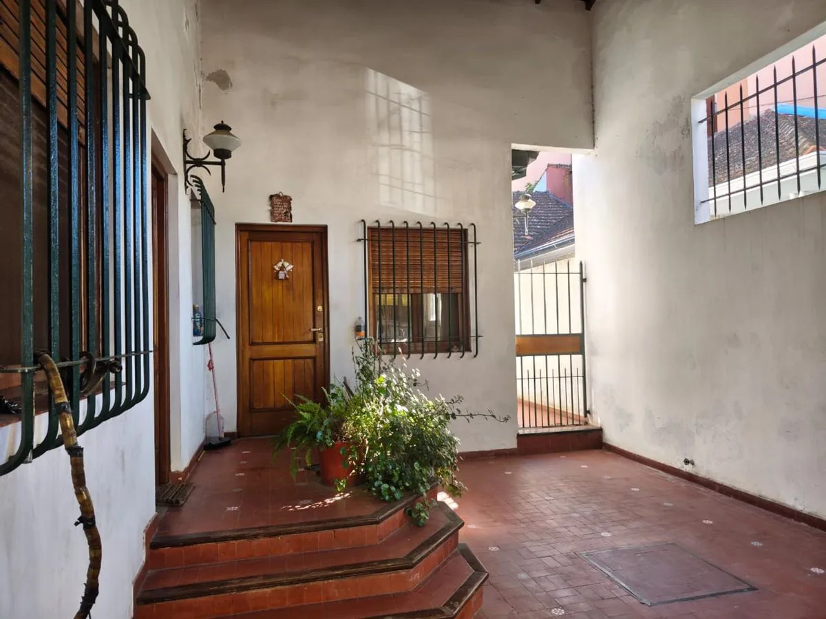 Casa con amplios ambientes, fondo y cochera. foto 5