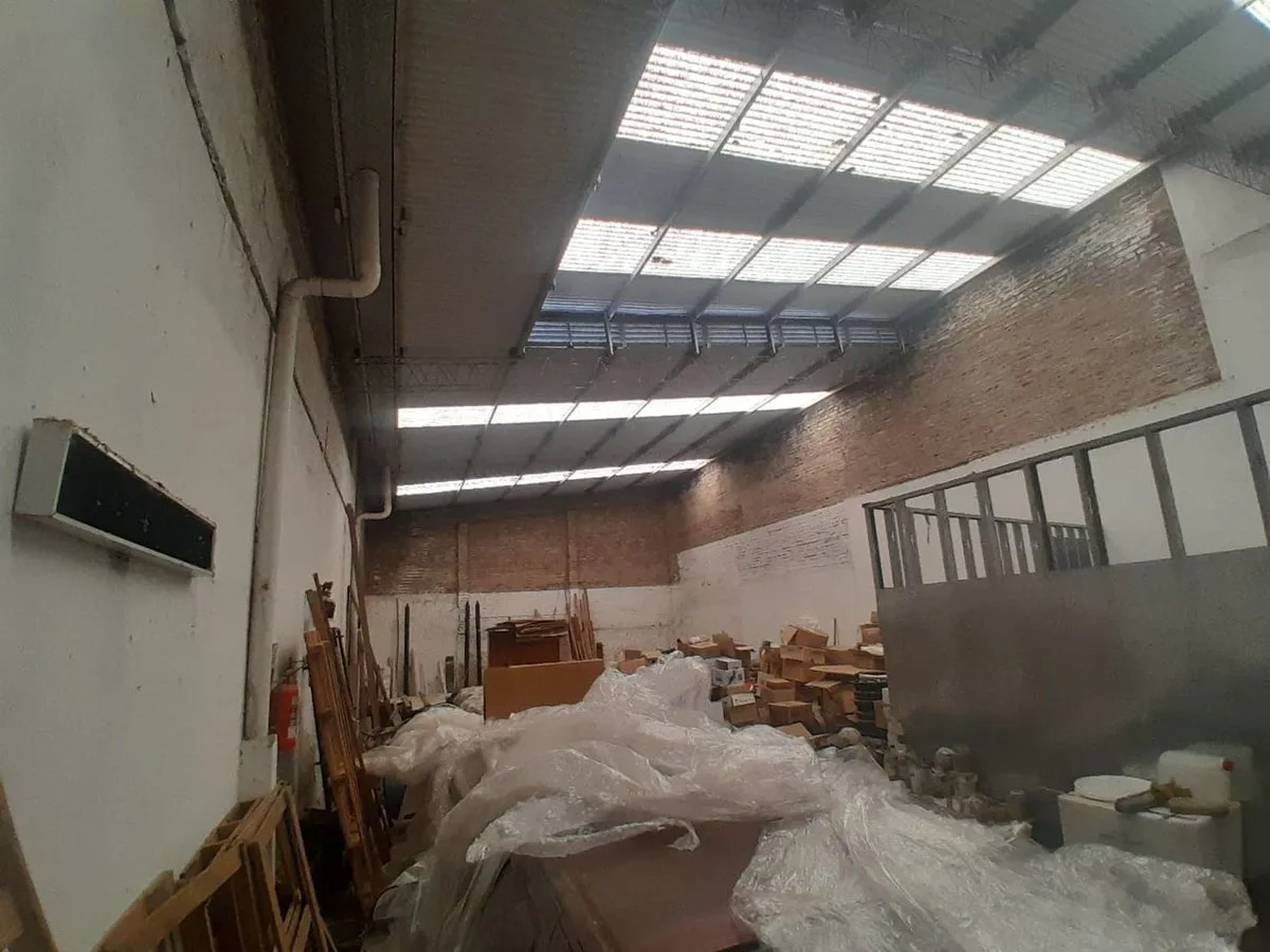 GALPON VENTA B INDUSTRIAL CON LOCAL U OFICINAS foto 2