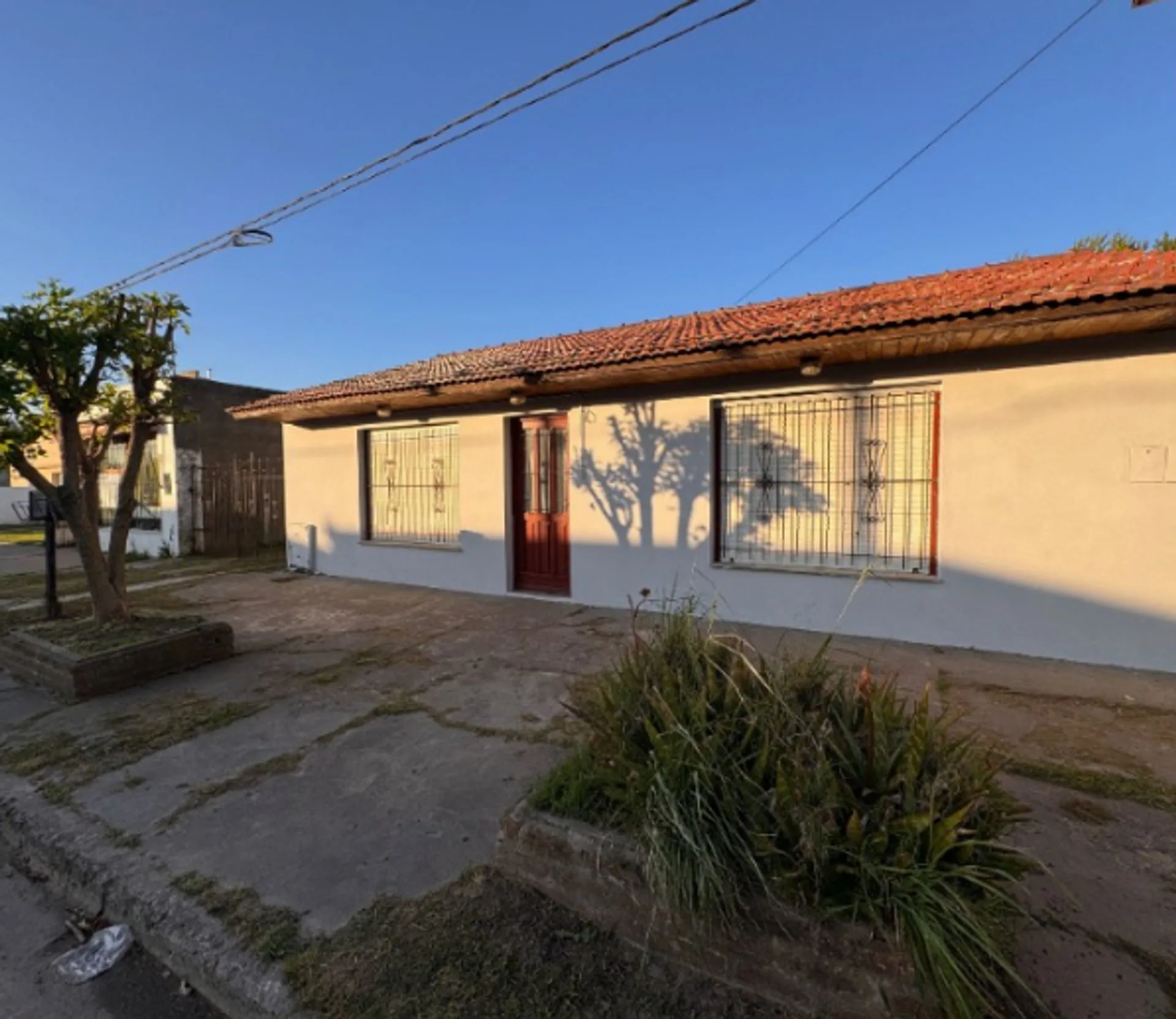 VENTA CASA 3 AMBIENTES + DEPTO (A REFACCIONAR)