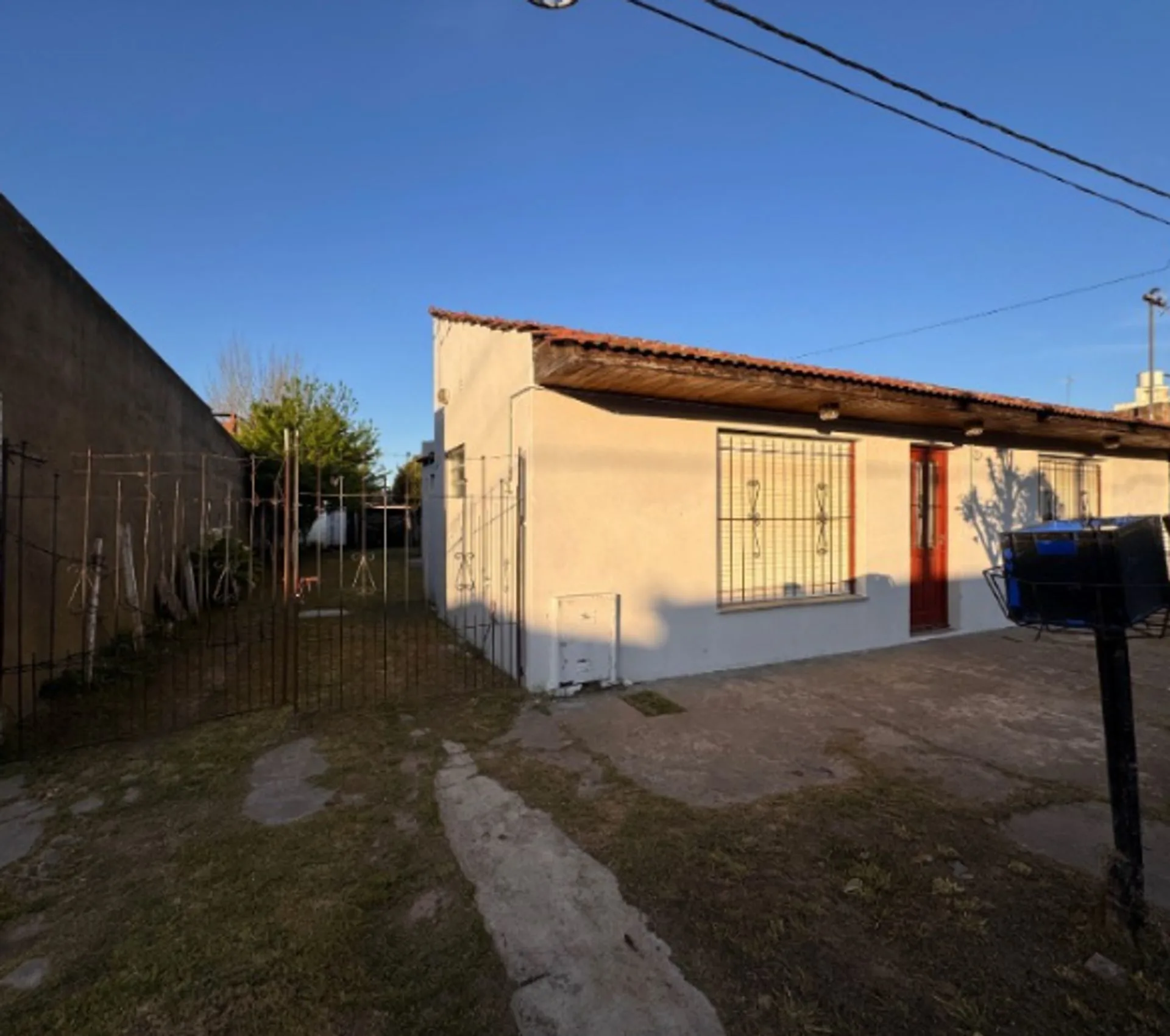 VENTA CASA 3 AMBIENTES + DEPTO (A REFACCIONAR) foto 2