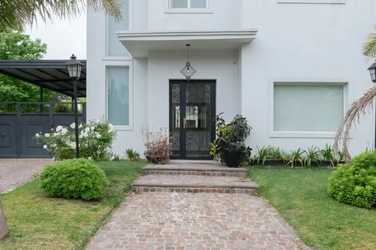 VENTA CASA 5 AMB C/PILETA B° LOS OLIVARES MALVINAS foto 2