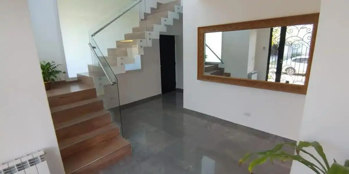 VENTA CASA 5 AMB C/PILETA B° LOS OLIVARES MALVINAS foto 4