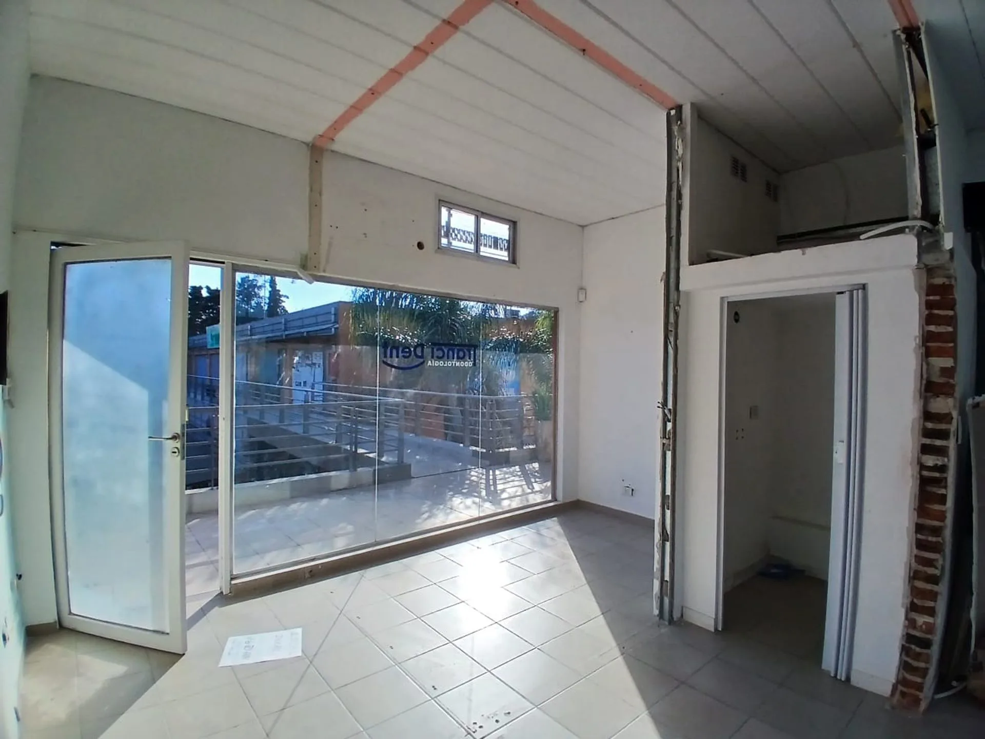 VENTA-LOCAL COMERCIAL EN SOLARES OPEN SHOP-MORENO foto 3