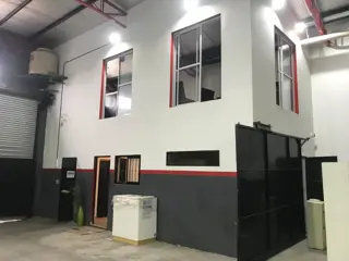 ALQUILER - EXCELENTE GALPON CON OFICNA y VESTUARIO - A METROS DE AVENIDA CROVARA foto 1