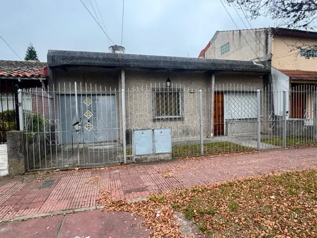 CASA EN VENTA CON JARDIN Y QUINCHO. WILDE