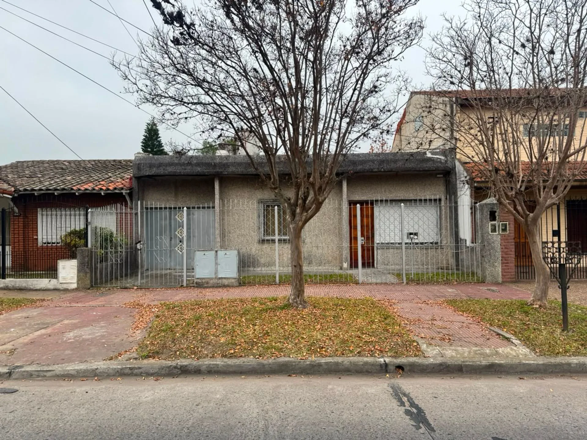 CASA EN VENTA CON JARDIN Y QUINCHO. WILDE foto 2