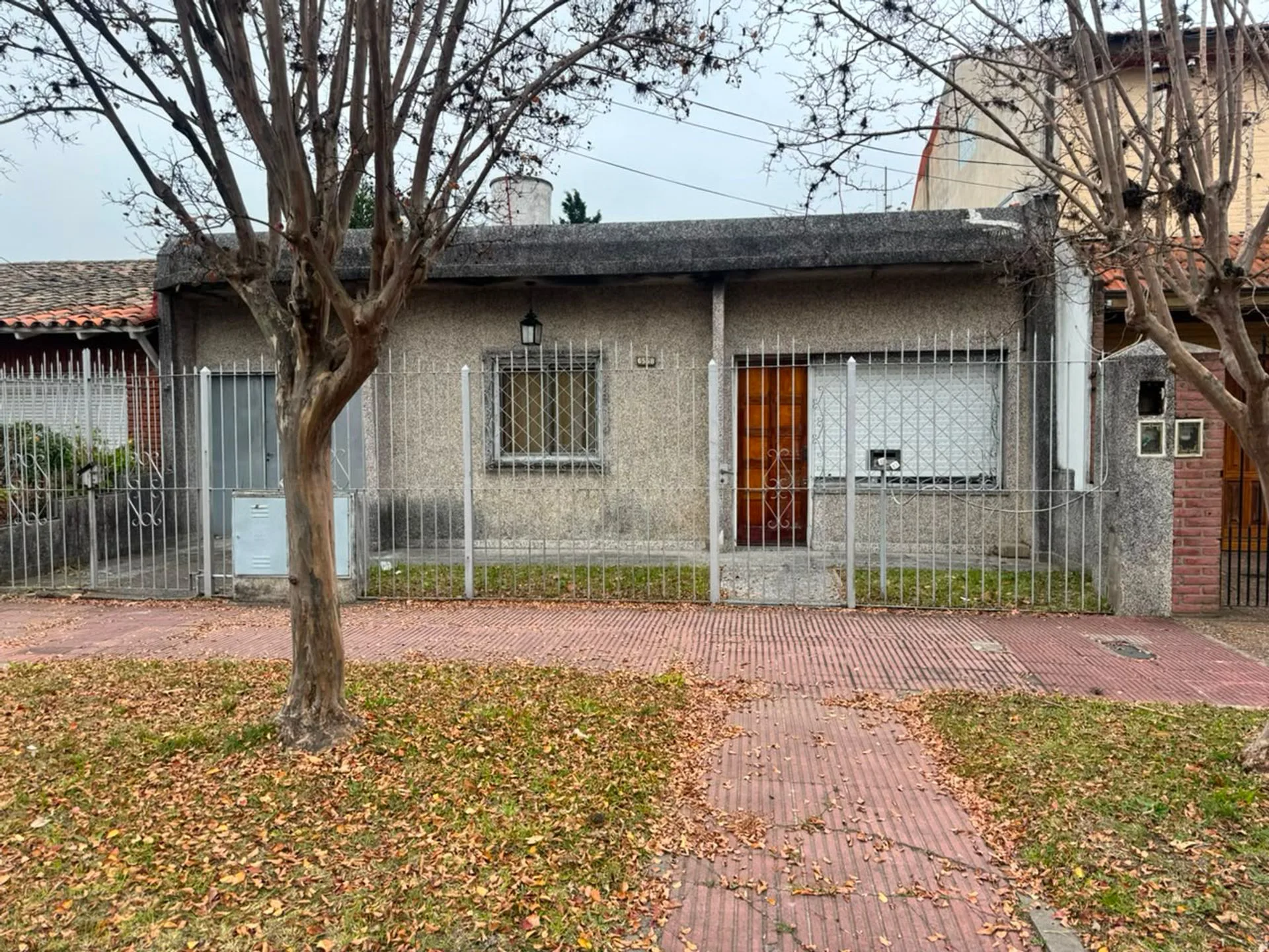 CASA EN VENTA CON JARDIN Y QUINCHO. WILDE foto 3
