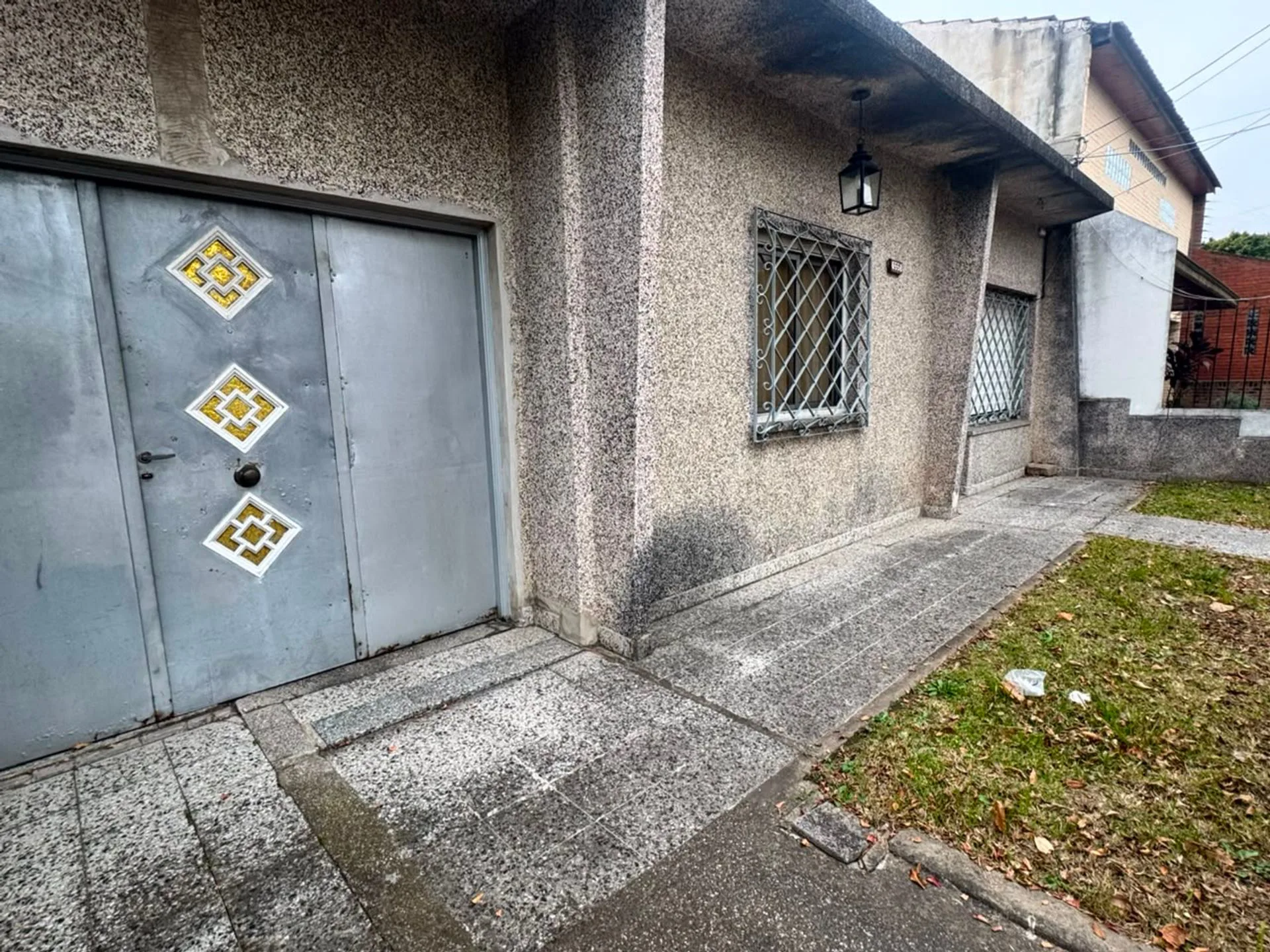 CASA EN VENTA CON JARDIN Y QUINCHO. WILDE foto 4