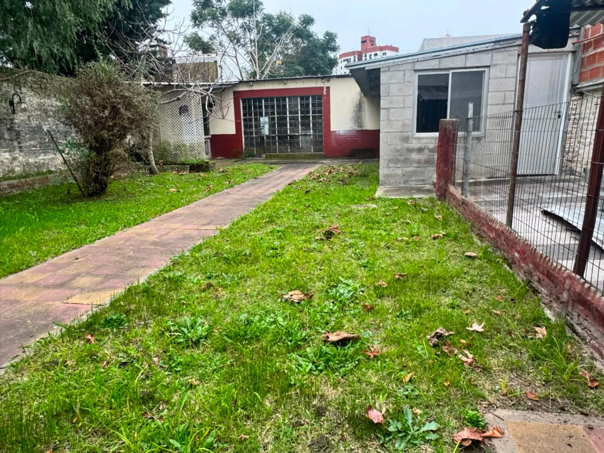 CASA EN VENTA CON JARDIN Y QUINCHO. WILDE foto 5