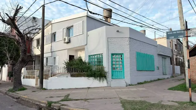 Casa 3 dormitorios + local comercial y cochera