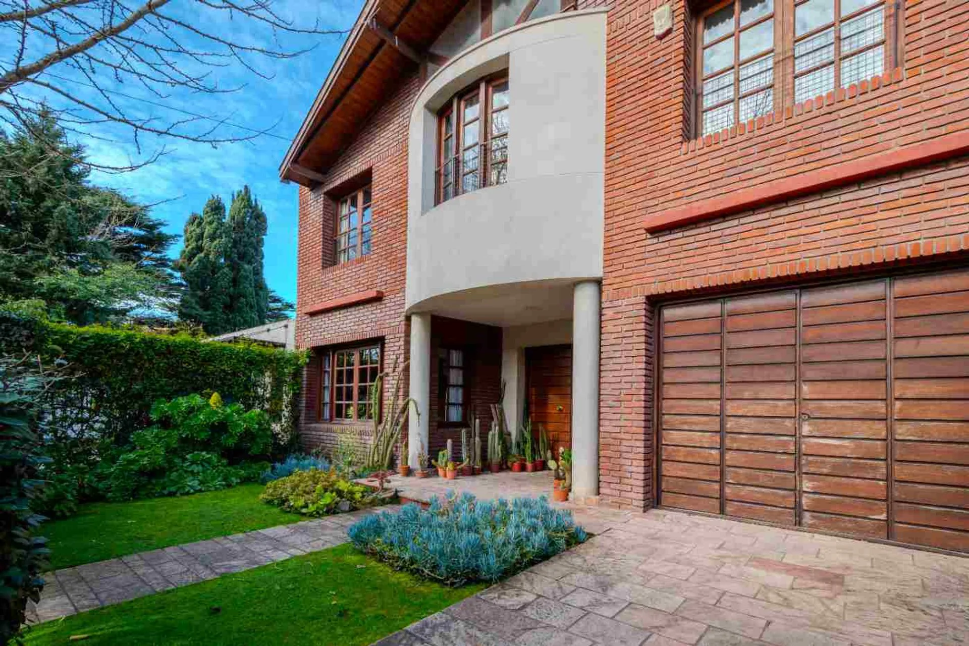 VENTA CASA 5 AMB. CON PARQUE/ LOS TRONCOS foto 2