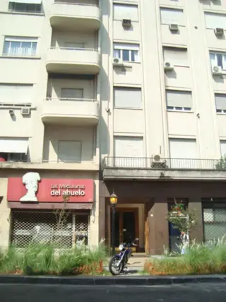 OFICINA FRENTE EN EXCELENTE UBICACIÓN A METROS DE AVENIDA BELGRANO. PLENO CENTRO. foto 2