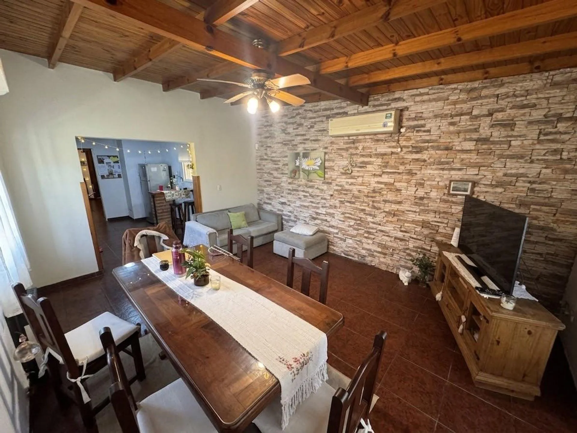 VENTA CASA 3 AMBIENTES EN BURZACO CON JARDIN foto 2