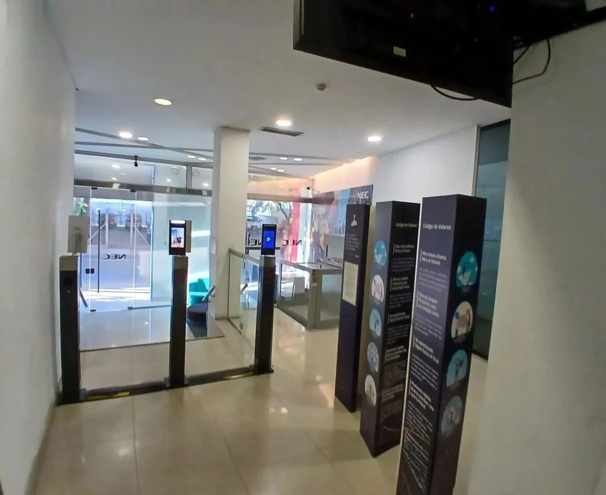 EDIFICIO COMERCIAL DEPOSITO Y ENTRADA DE CAMIONES foto 4