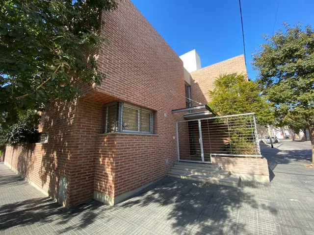 Casa en Venta 3 Dormitorios | Alto Alberdi | 3 baños | Galería y Asador | Patio verde