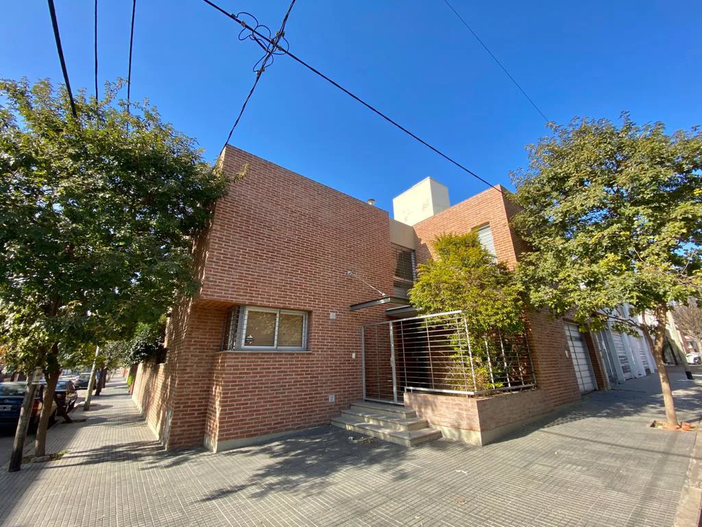 Casa en Venta 3 Dormitorios | Alto Alberdi | 3 baños | Galería y Asador | Patio verde foto 2