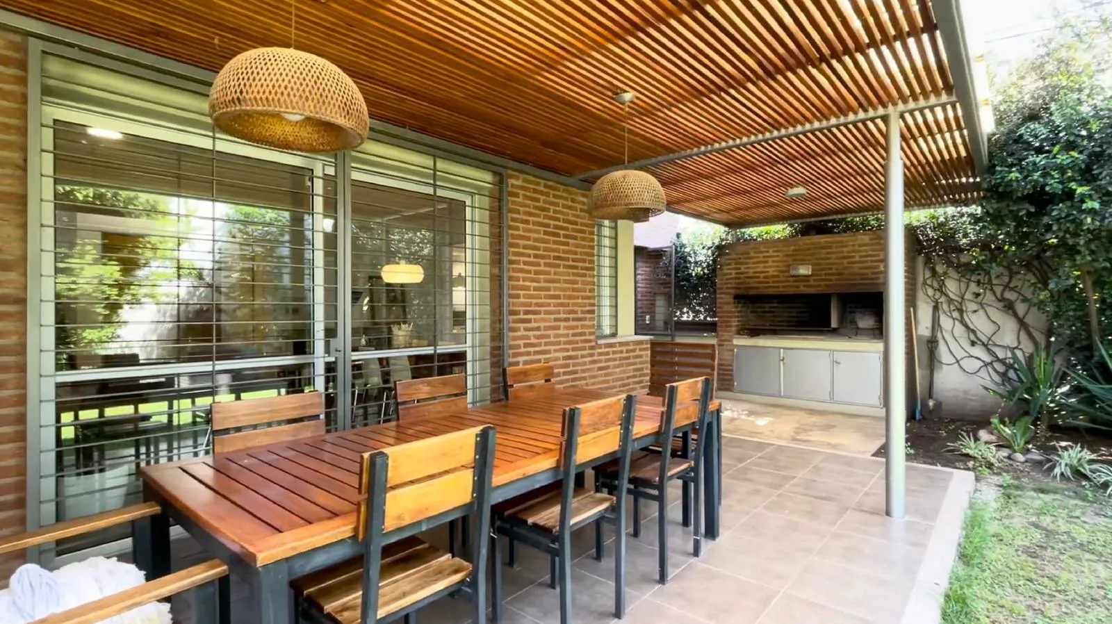 Casa en Venta 3 Dormitorios | Alto Alberdi | 3 baños | Galería y Asador | Patio verde foto 3