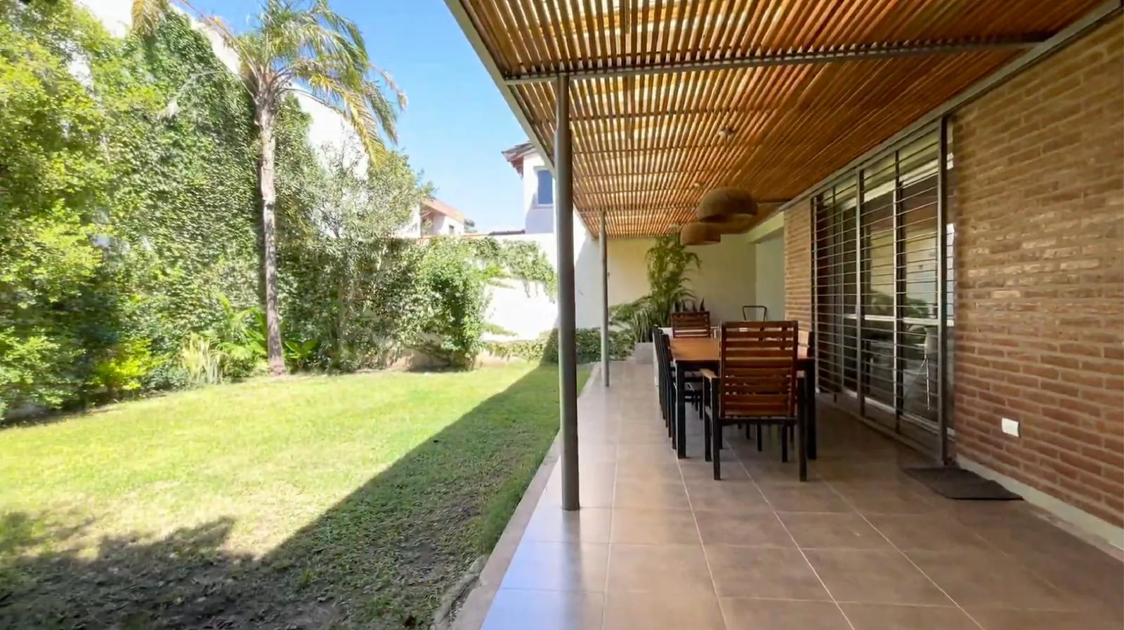 Casa en Venta 3 Dormitorios | Alto Alberdi | 3 baños | Galería y Asador | Patio verde foto 4