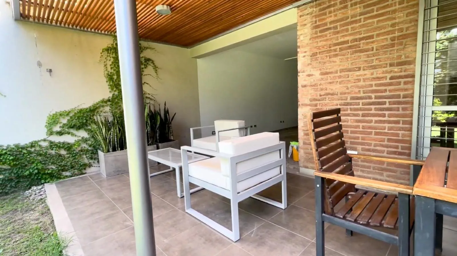 Casa en Venta 3 Dormitorios | Alto Alberdi | 3 baños | Galería y Asador | Patio verde foto 5