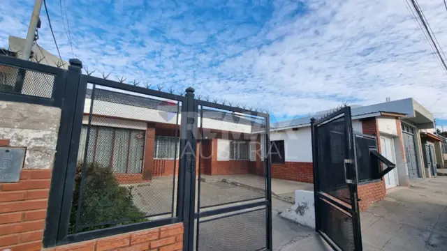 CASA 3 DORMITORIOS BARRIO ROCA