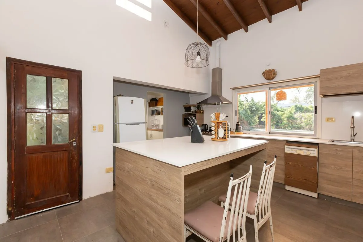 VENTA CASA 5 AMBIENTES EN BARRIO LA ARBOLEDA foto 3