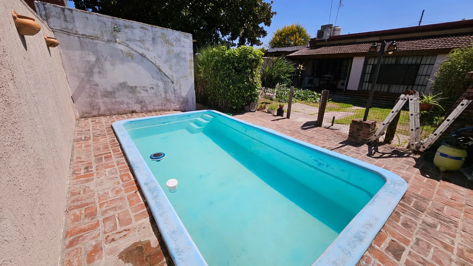 CASA FAMILIAR CON PILETA, COCHERA PARA 3 AUTOS Y GRAN LIVING EN PARQUE SAN MARTÍN foto 2