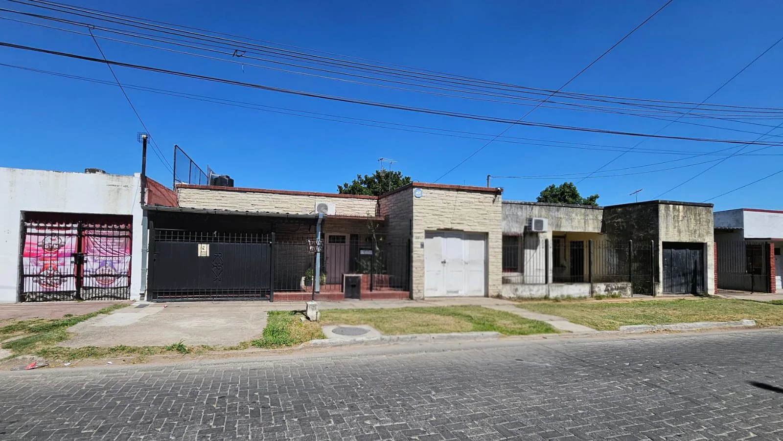 CASA FAMILIAR CON PILETA, COCHERA PARA 3 AUTOS Y GRAN LIVING EN PARQUE SAN MARTÍN foto 3