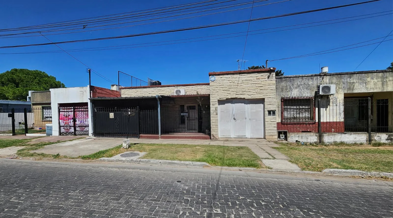 CASA FAMILIAR CON PILETA, COCHERA PARA 3 AUTOS Y GRAN LIVING EN PARQUE SAN MARTÍN foto 4