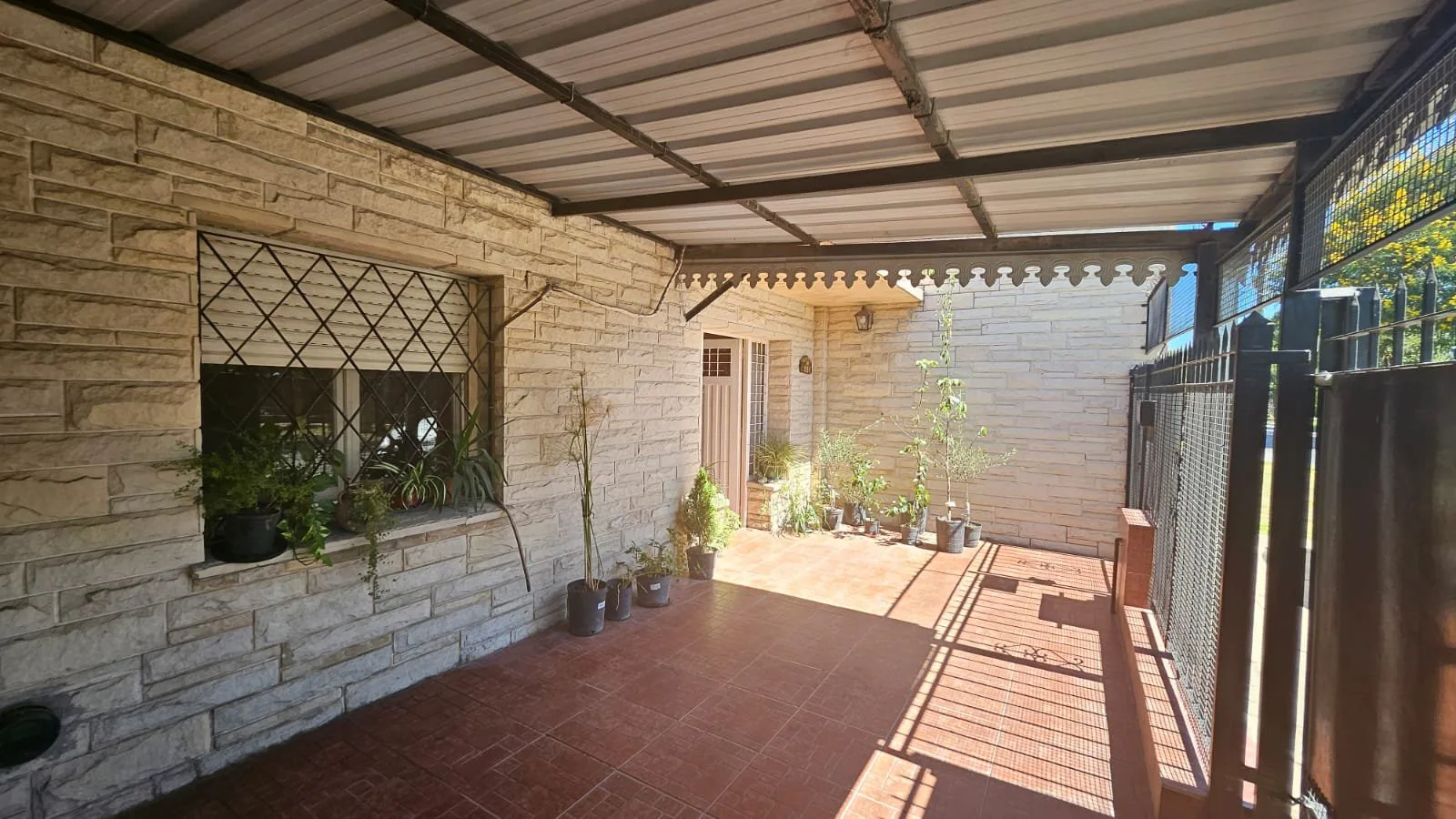 CASA FAMILIAR CON PILETA, COCHERA PARA 3 AUTOS Y GRAN LIVING EN PARQUE SAN MARTÍN foto 5