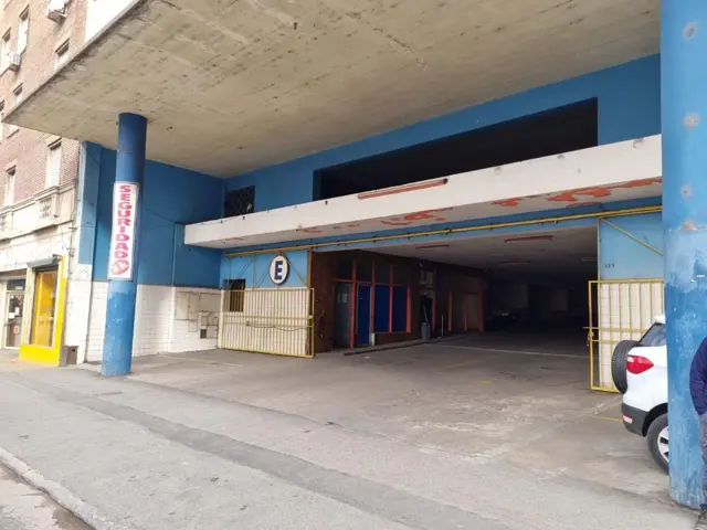 VENDE COCHERA AV. EMILIO OLMOS 374. B° CENTRO