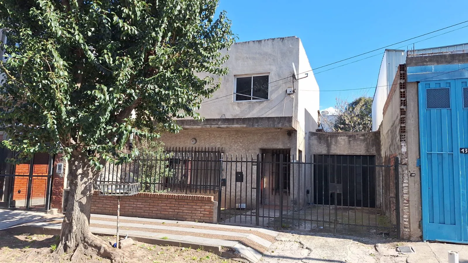 Casa 4 ambientes con cochera y fondo libre a reciclar