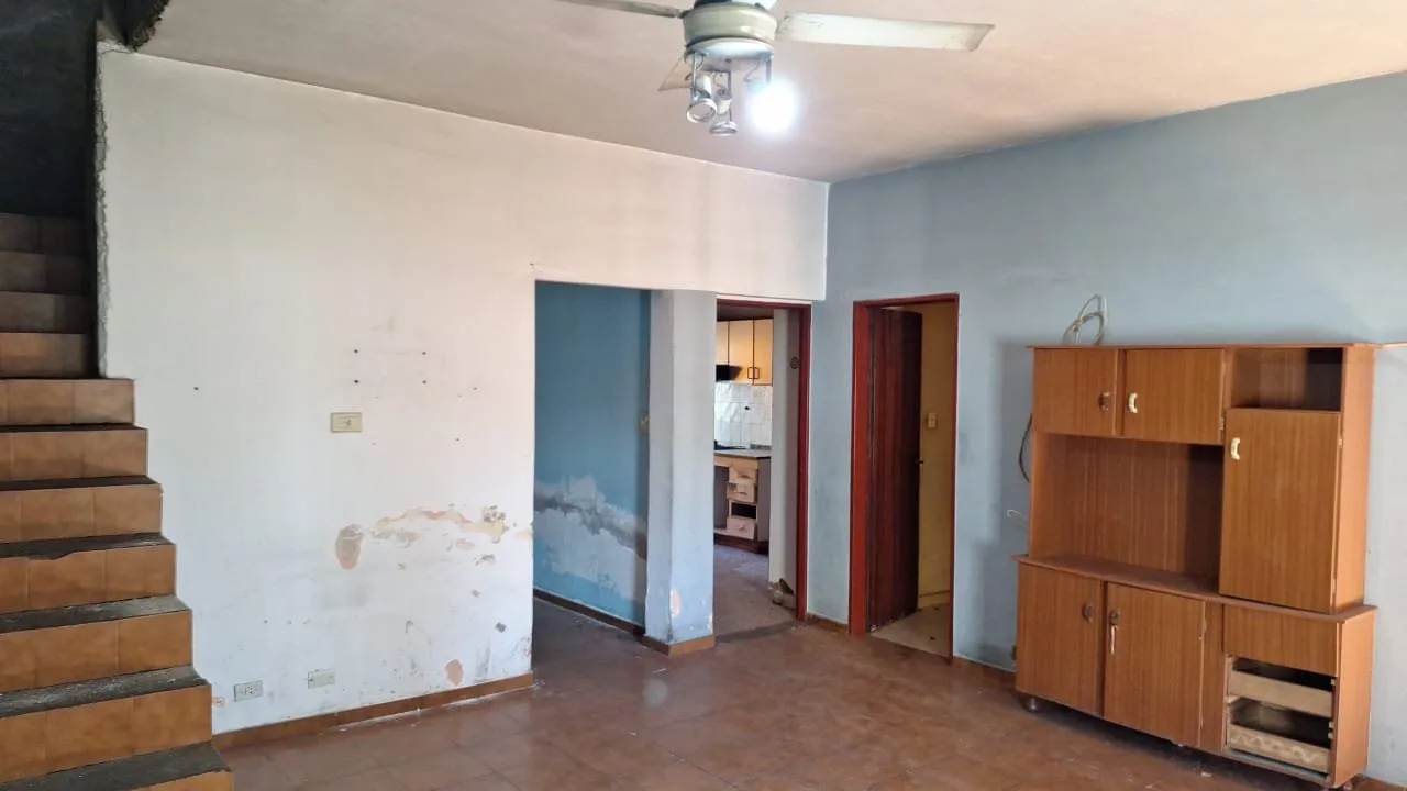 Casa 4 ambientes con cochera y fondo libre a reciclar foto 2