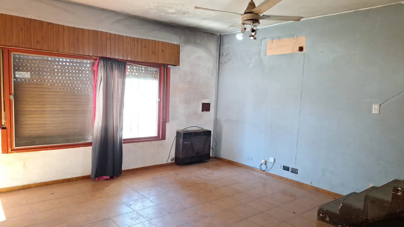 Casa 4 ambientes con cochera y fondo libre a reciclar foto 3