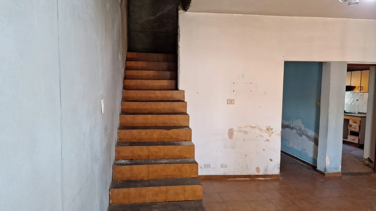 Casa 4 ambientes con cochera y fondo libre a reciclar foto 4