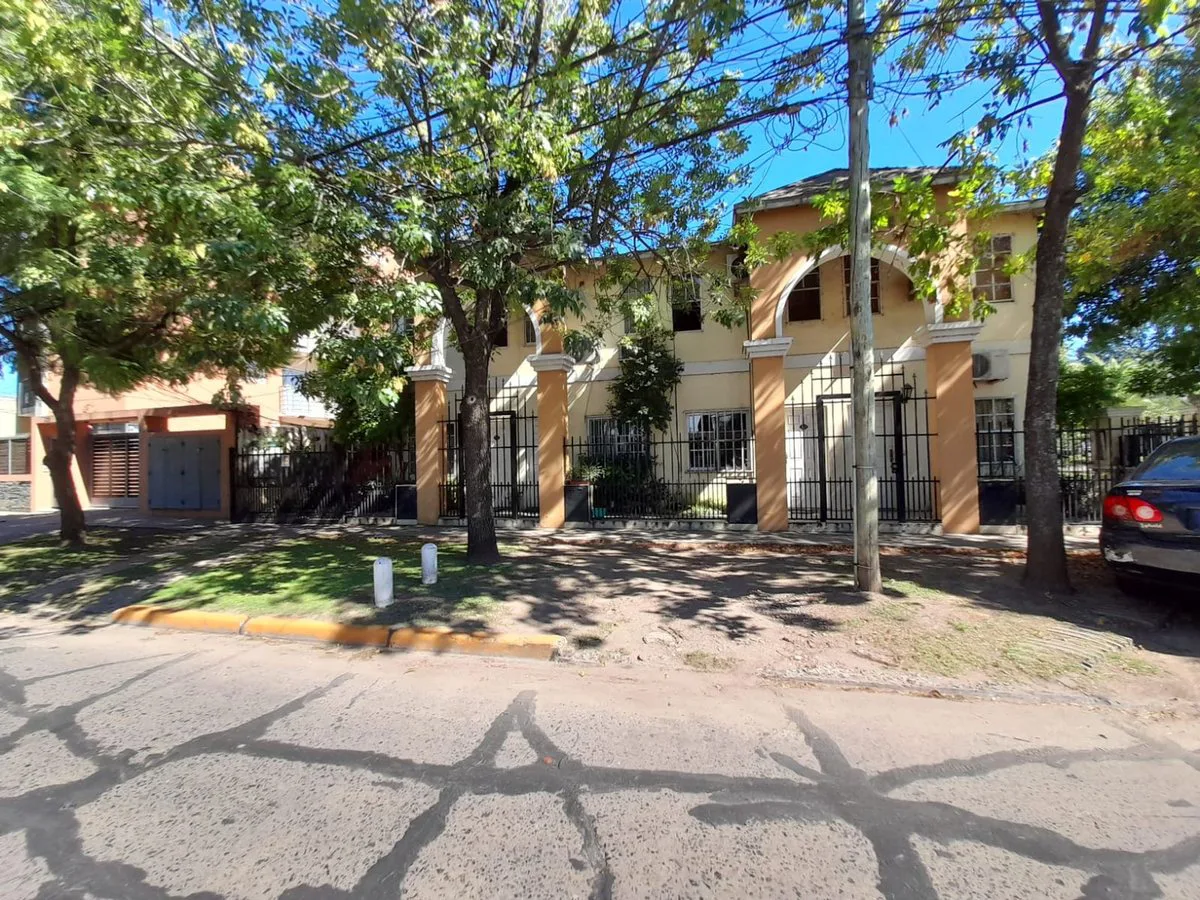 VENTA TRIPLEX MORENO BARRIO PRIVADO CON PILETA foto 3