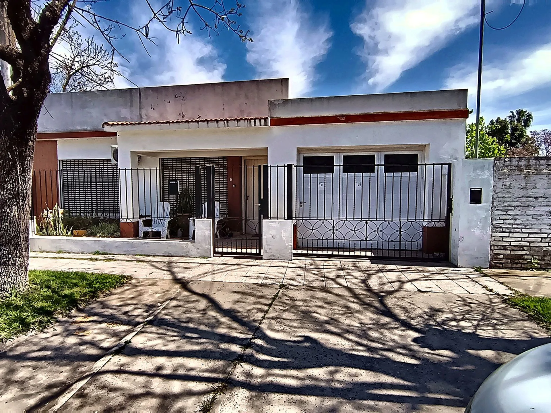 Propiedad sobre dos lotes, casa y terreno contiguo foto 2