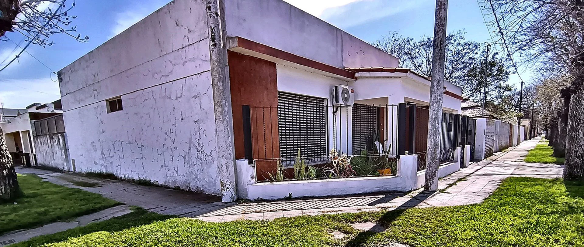 Propiedad sobre dos lotes, casa y terreno contiguo foto 3