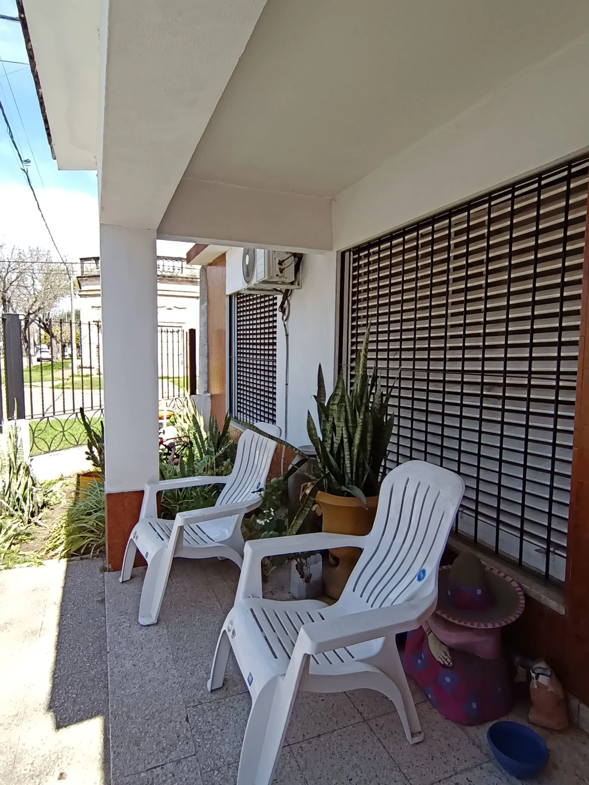 Propiedad sobre dos lotes, casa y terreno contiguo foto 4