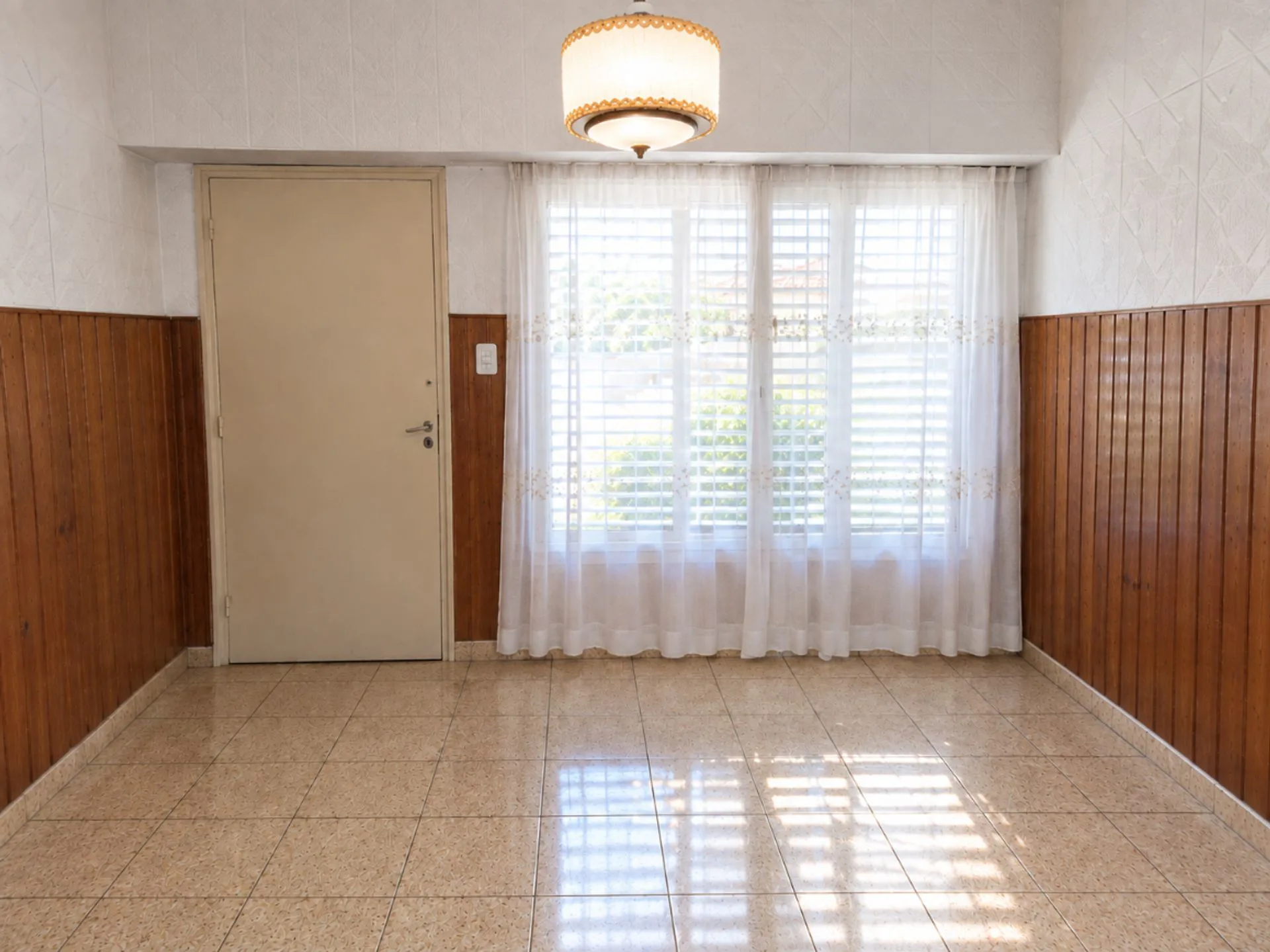 Propiedad sobre dos lotes, casa y terreno contiguo foto 5