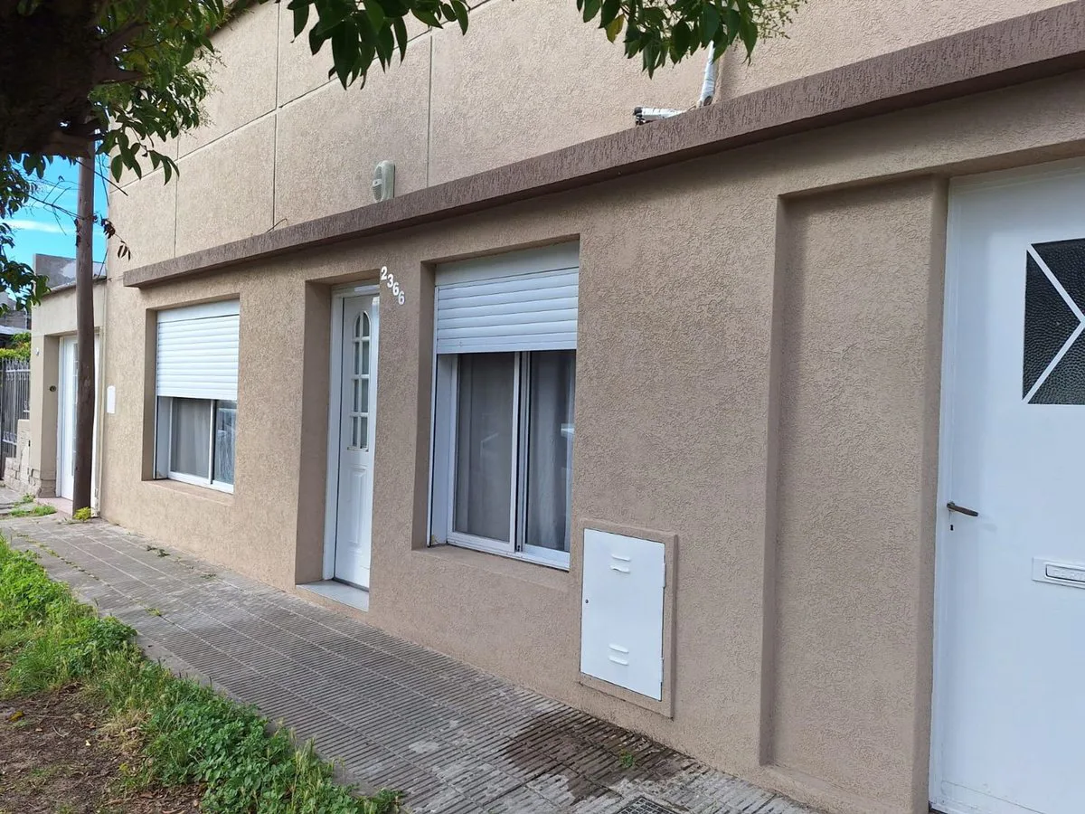 VENTA DE CASA C/ LOTE A 2 CDRAS AV. VILLA ROSAS foto 2