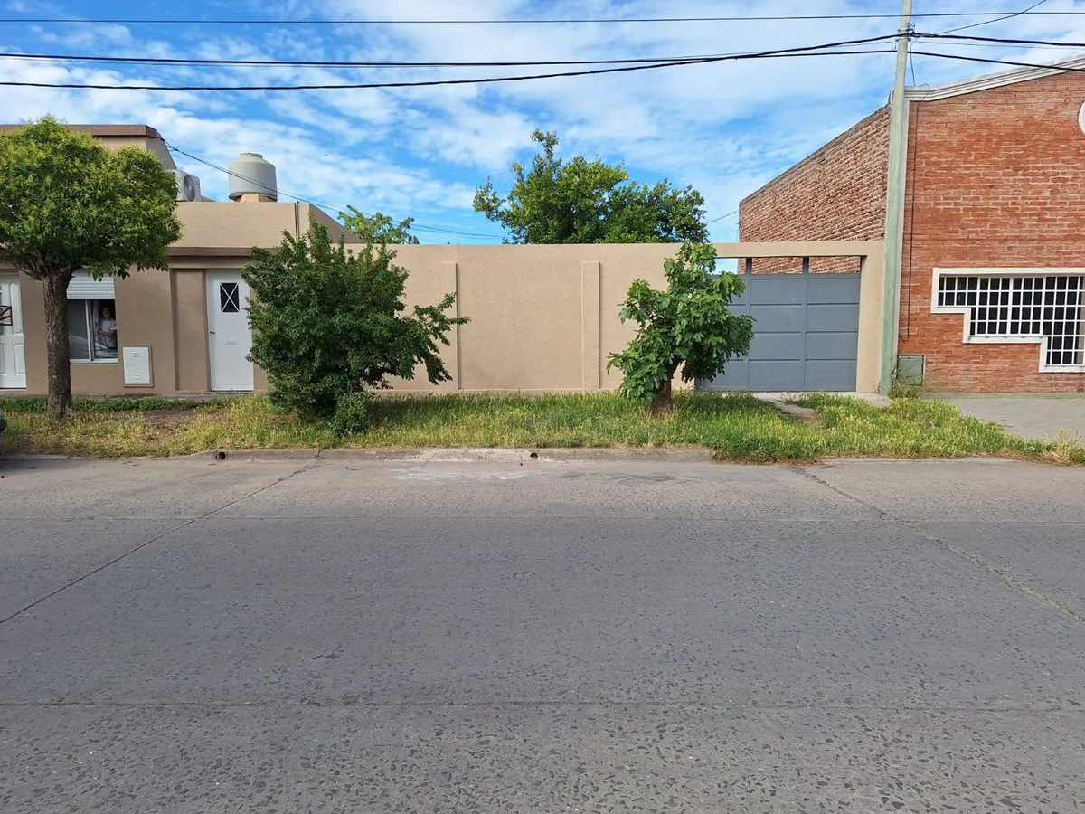 VENTA DE CASA C/ LOTE A 2 CDRAS AV. VILLA ROSAS foto 3