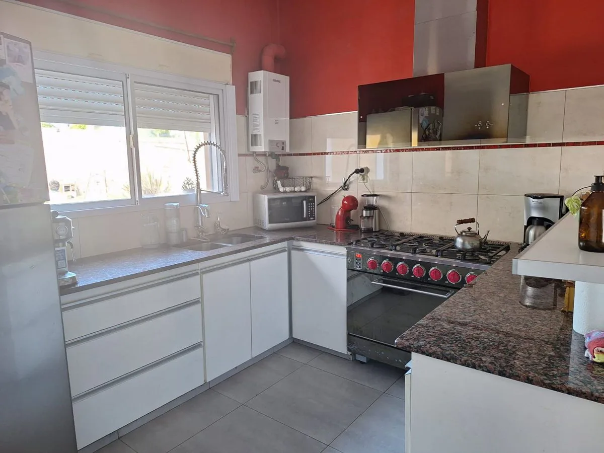 VENTA DE CASA C/ LOTE A 2 CDRAS AV. VILLA ROSAS foto 4