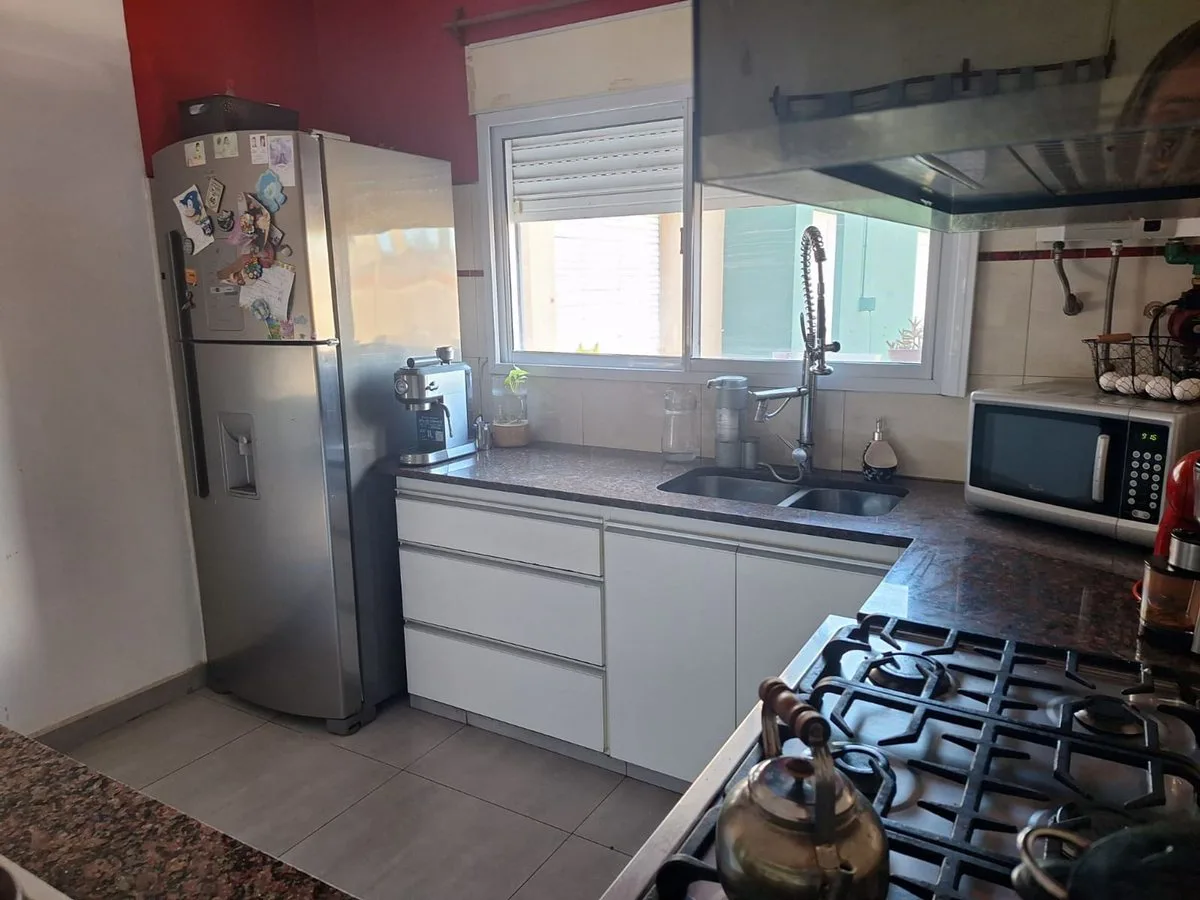 VENTA DE CASA C/ LOTE A 2 CDRAS AV. VILLA ROSAS foto 5
