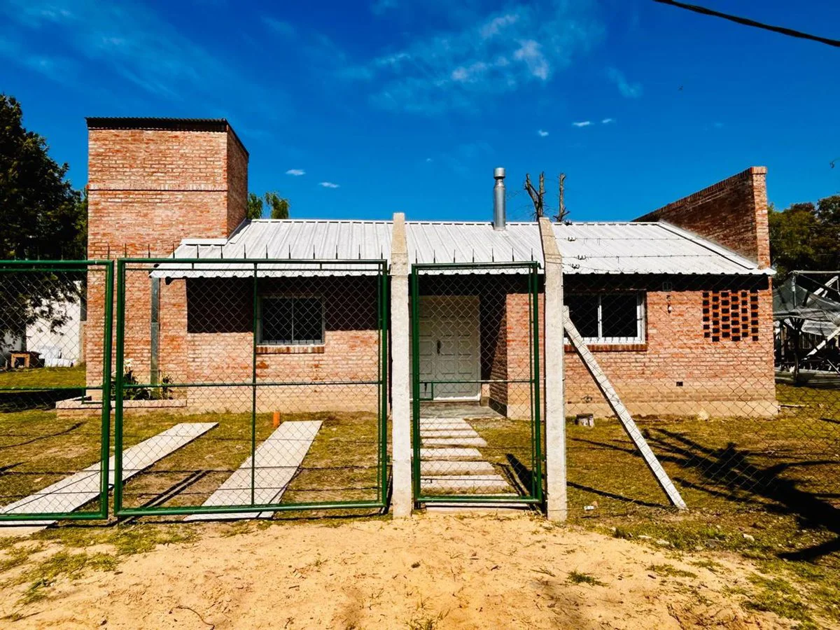 Casa venta en Carlos Keen Posib. de perm. por veh. foto 2