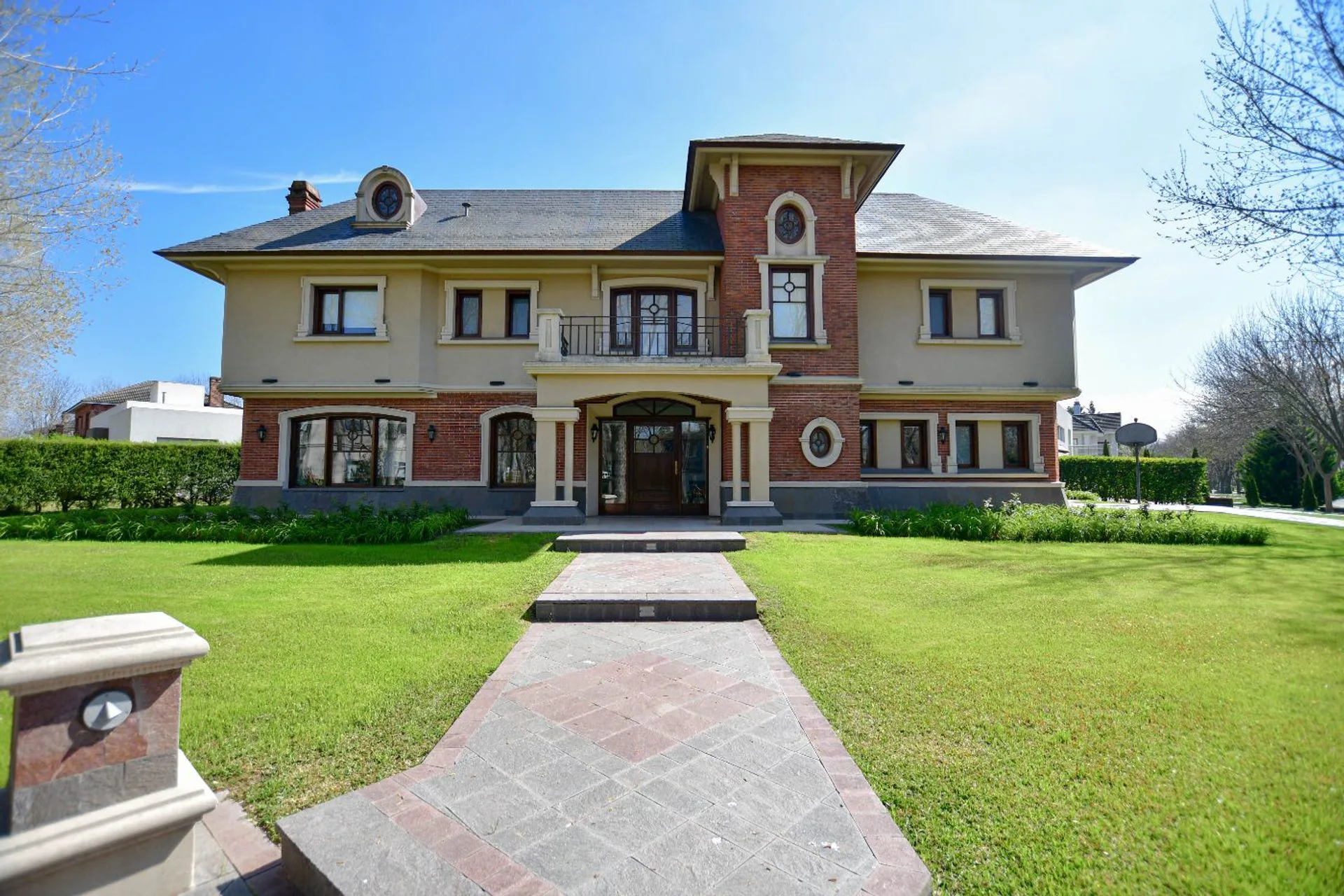 CASA EN VENTA 5 DORMITORIOS EN GRAN BELL - DISEÑO foto 2