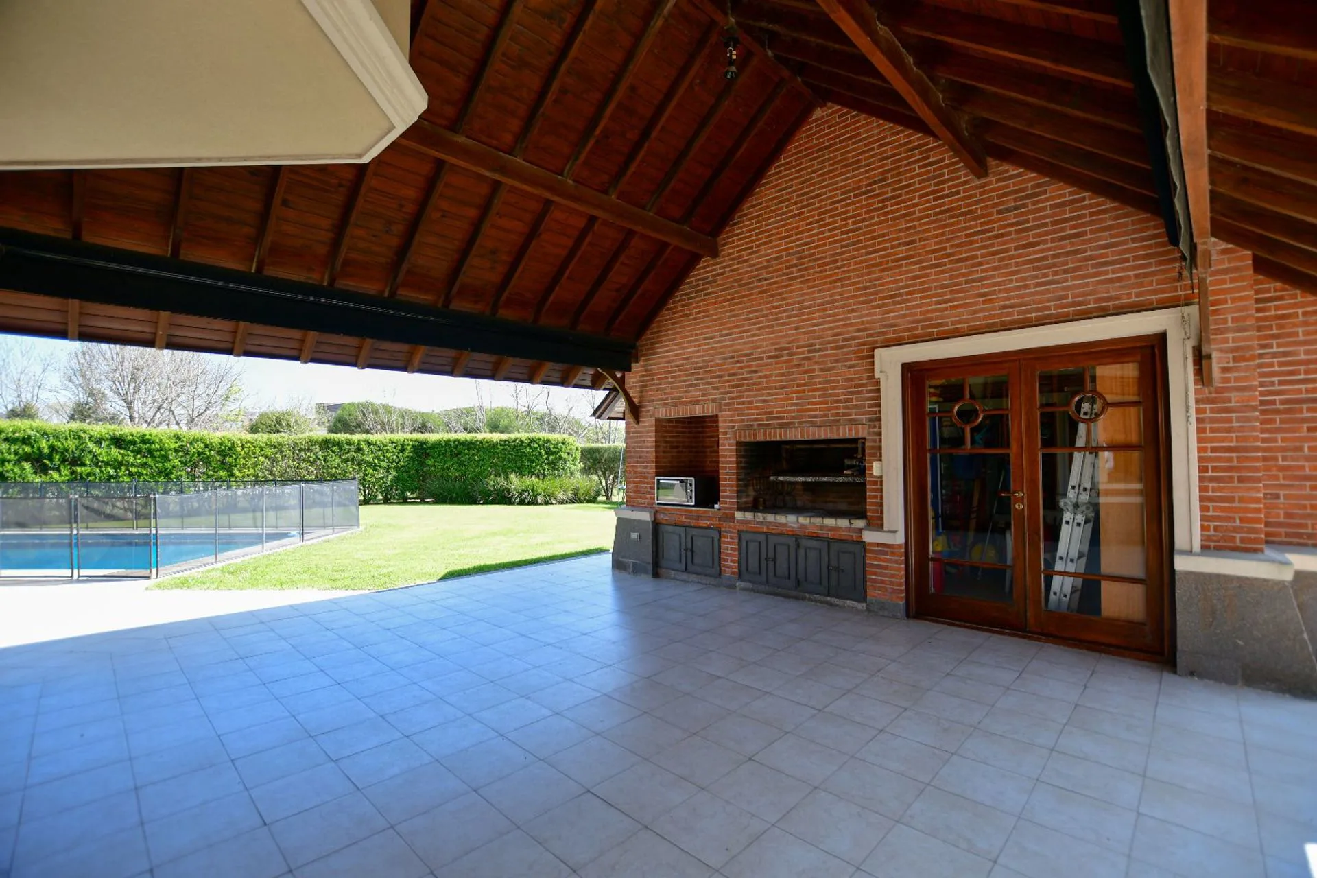 CASA EN VENTA 5 DORMITORIOS EN GRAN BELL - DISEÑO foto 3