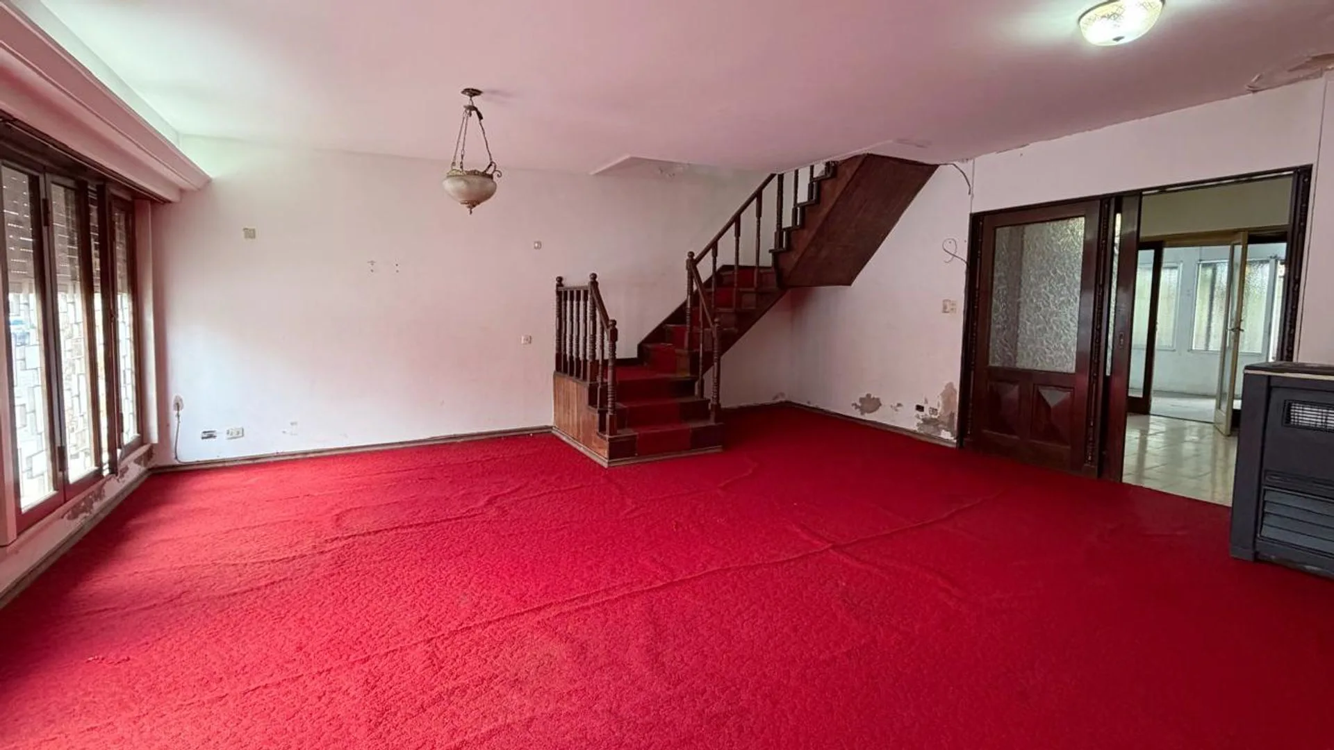 VENTA CASA 4 AMBIENTES BARRIO SARMIENTO PILETA foto 3