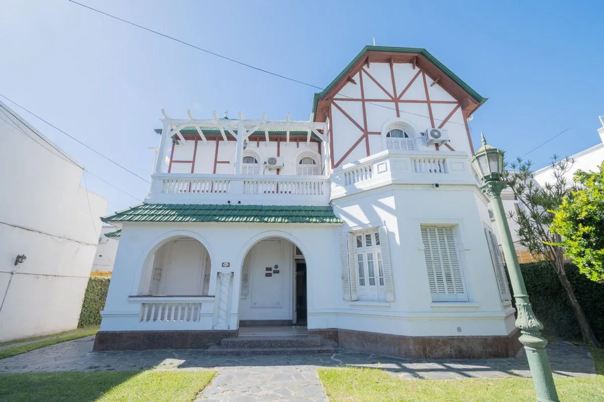 TRADICIONAL CASA DE CATEGORIA SOBRE AV. GRAL PAZ foto 2
