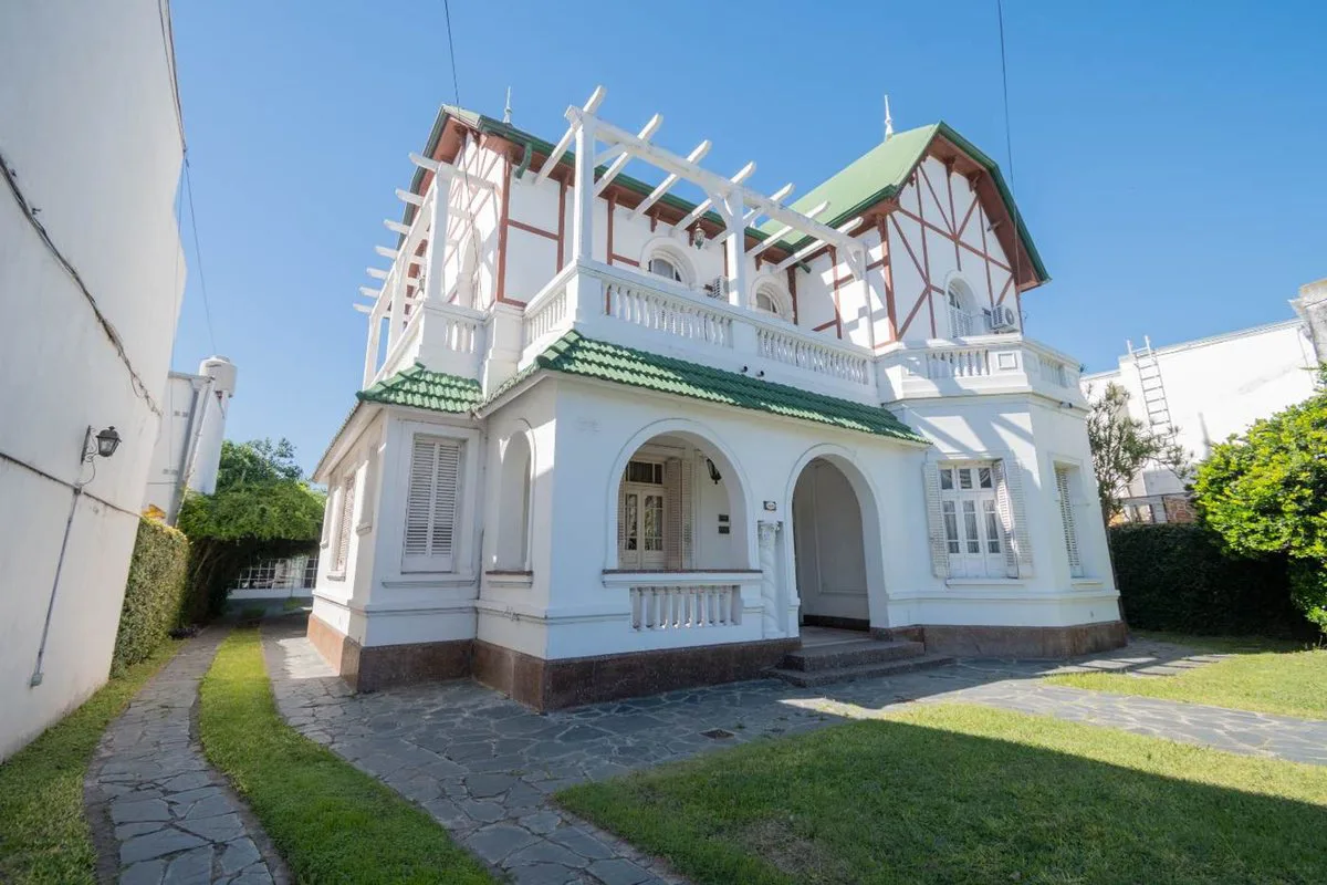 TRADICIONAL CASA DE CATEGORIA SOBRE AV. GRAL PAZ foto 4